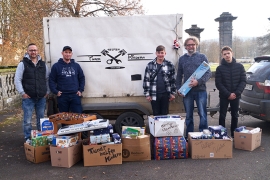 Stefan Schmitt und sein Kollege von der Initiative "Tuner helfen Kindern" brachten Geschenke für die Kinder des Jugendhilfezentrums Pfaffendorf.